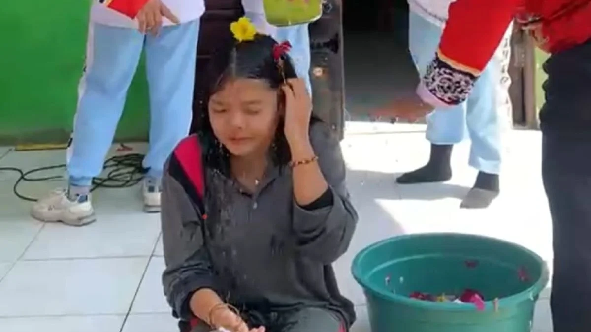 Bukan Ritual, Tradisi Siraman Air Bunga Warnai Penutupan MPLS di SMKS Bhakti Mulya Sampit