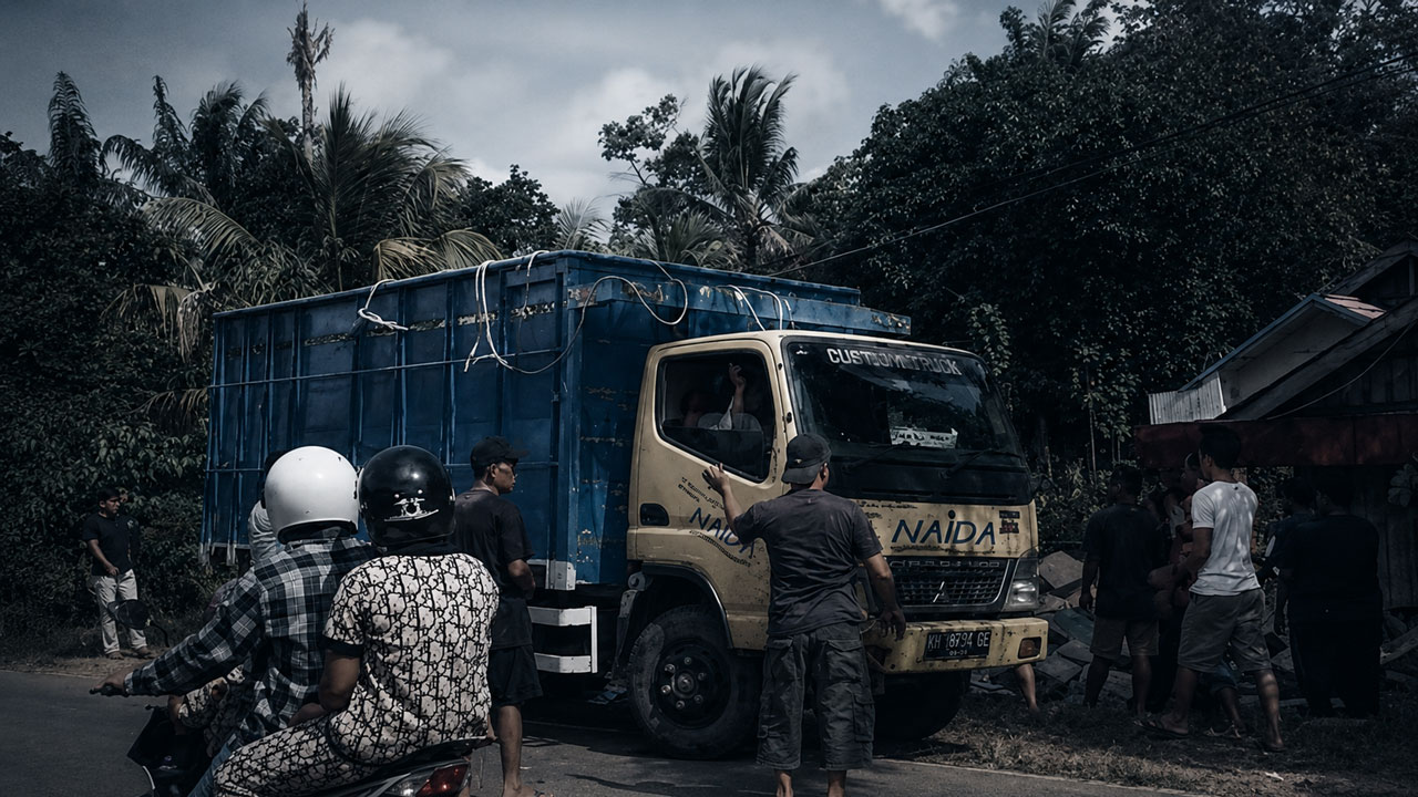Hantaman Truk Air Mineral Terguling Remukkan Ibu dan Anak Hingga Tewas di Tempat Saat Menunggu di Pinggir Jalan Sungai Paring