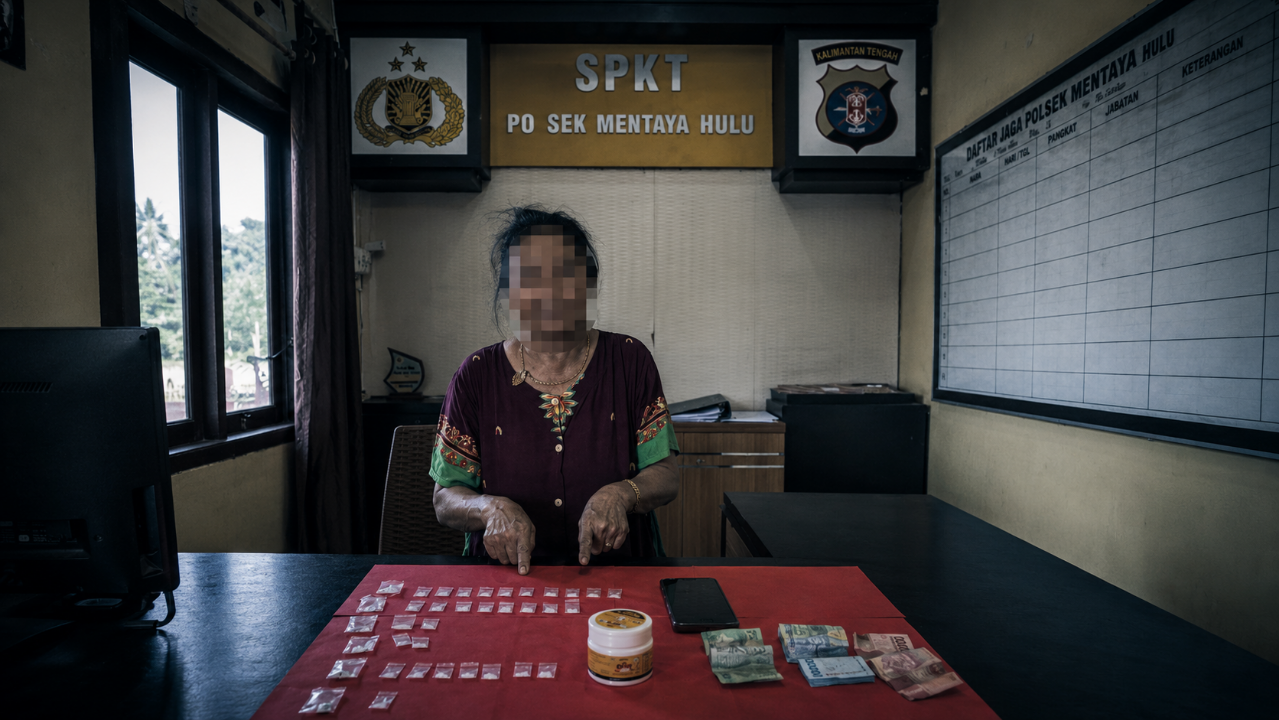 Lansia 70 Tahun di Pemantang Diringkus Polsek Mentaya Hulu 34 Paket Sabu Sembunyi dalam Toples GPU Cream