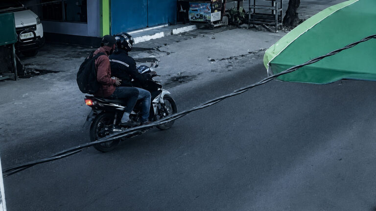Nekat Beraksi di Pagi Hari! Dua Penjambret Bermotor Tanpa Pelat Gasak Kalung Emas IRT di Baamang