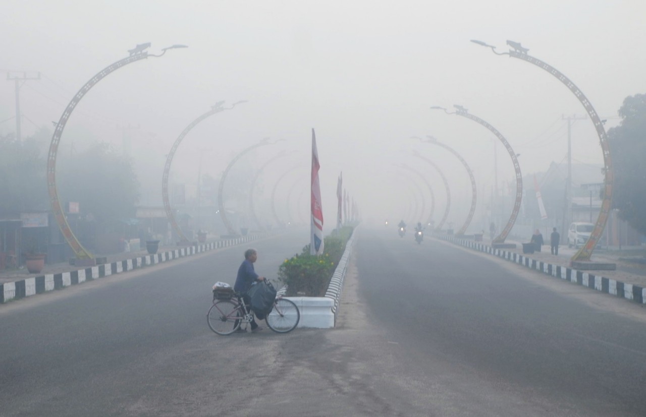 Gambut Masih Membara di Belasan Titik, Kabut Asap Sabtu Pagi Lumpuhkan Pandangan Sampit