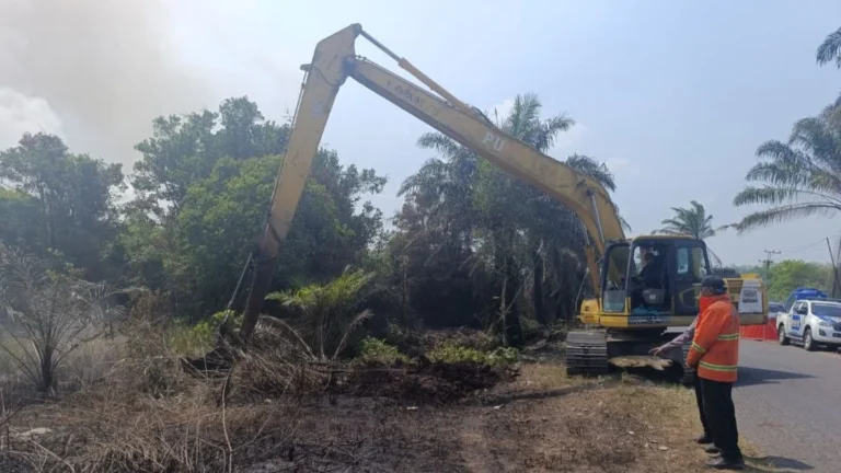 Cegah Perluasan Karhutla, Pemkab Kotim Turunkan Alat Berat Lakukan Metode Sekat Bakar