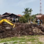 Ekskavator Belah Tanah Kering: Kolaborasi Damang Telawang dan Korporasi Sediakan 10 Titik Air Baru