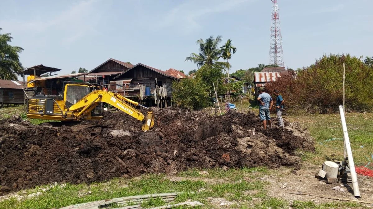 Ekskavator Belah Tanah Kering: Kolaborasi Damang Telawang dan Korporasi Sediakan 10 Titik Air Baru