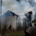 Rumah Terbakar Saat ditinggal Nonton Karnaval di Kota Besi, Petugas Damkar Berjibaku di Tengah Kemeriahan Warga