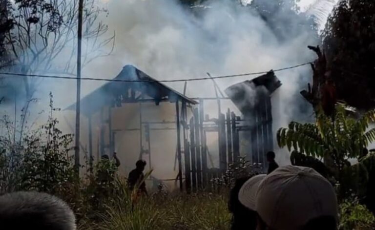 Rumah Terbakar Saat ditinggal Nonton Karnaval di Kota Besi, Petugas Damkar Berjibaku di Tengah Kemeriahan Warga