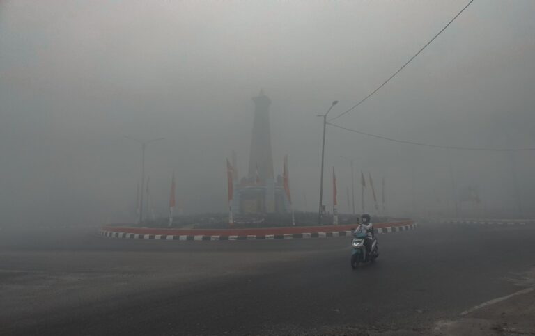 Kabut Asap Pekat Kepung Sampit: Jarak Pandang 50 Meter, Pelayaran Mentaya Terancam Tabrakan dan Udara Berbahaya