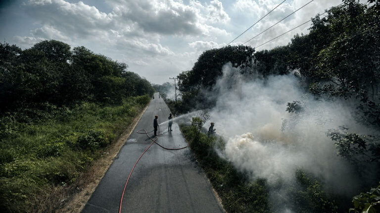 Lahan Pinggir Jalan Niaga Pelangsian Terbakar, Asap Sempat Ancam Pengguna Jalan