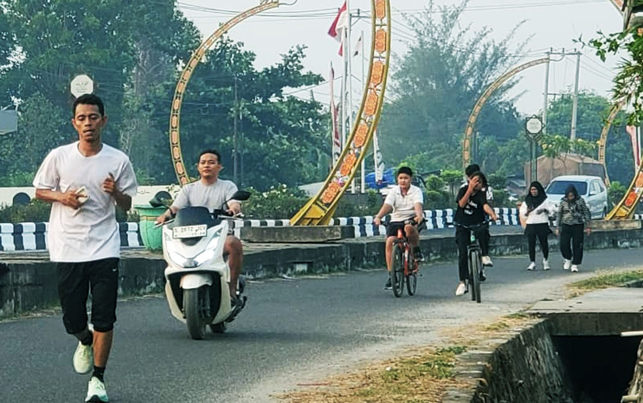 Abaikan Udara Beracun ISPU 108, Warga Sampit Nekat Olahraga di Tengah Kepungan Asap