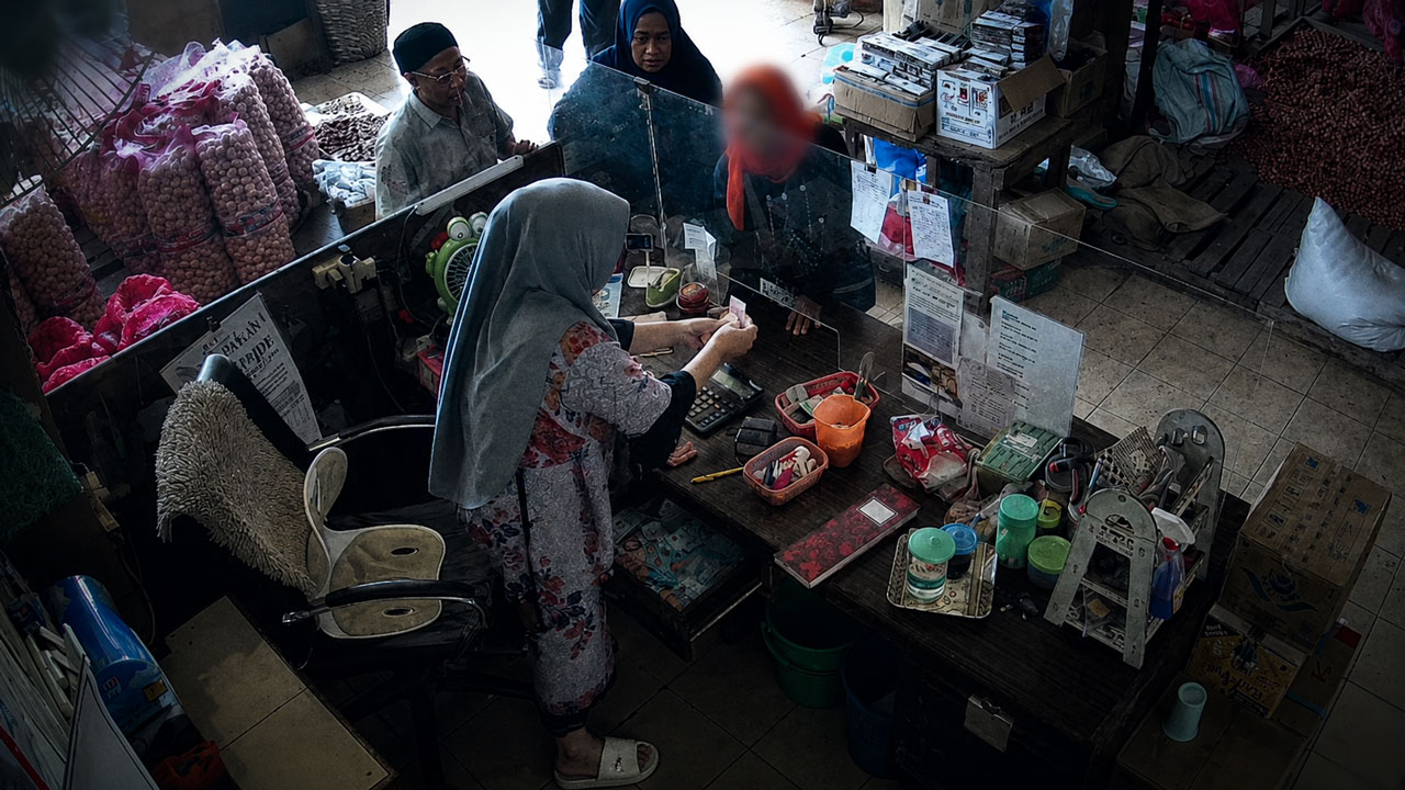 Aksi Nenek Berjilbab Merah Resahkan Pedagang Sampit, Coba Belanja Pakai Uang Mainan