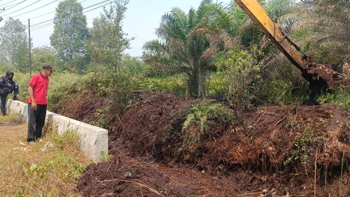 Karhutla Berulang, Sumber Air Sulit Didapat, DSDABMBKPRKP Kotim Lakukan Pengerukan untuk Embung Air dan Sekat Bakar