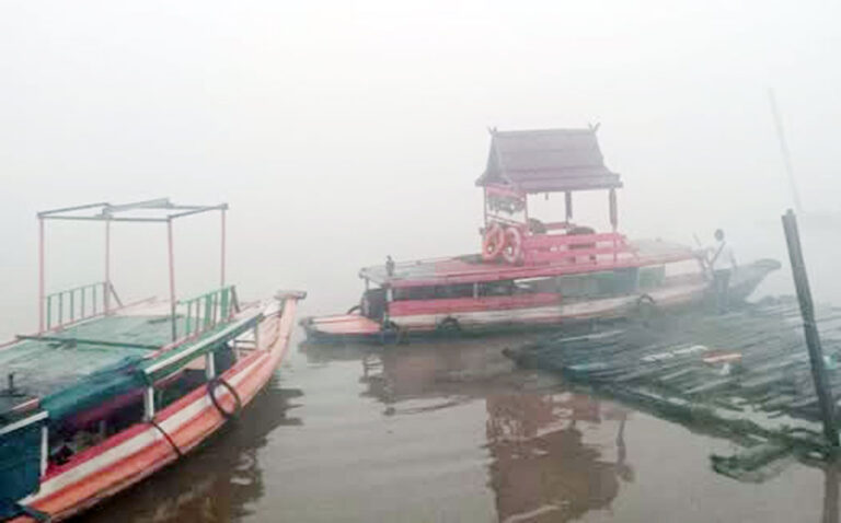 Feri Sungai Mentaya Sempat Tertunda Akibat Kabut Asap, Jarak Pandang Hanya Sekitar 50 Meter