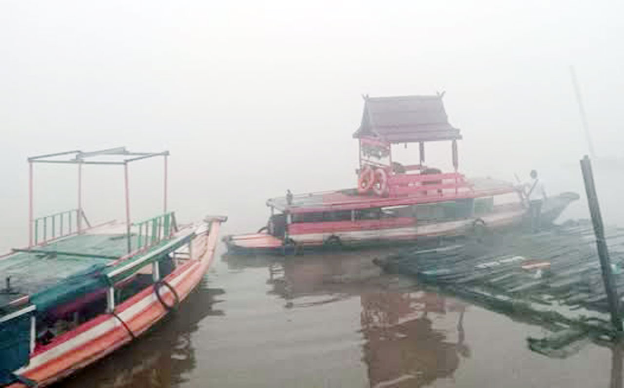Feri Sungai Mentaya Sempat Tertunda Akibat Kabut Asap, Jarak Pandang Hanya Sekitar 50 Meter