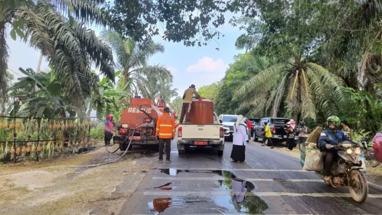 Sumber Air Jauh, Bupati Kotim Todong Perusahaan Sediakan Mobil Tangki Bantu Percepatan Pemadaman Karhutla