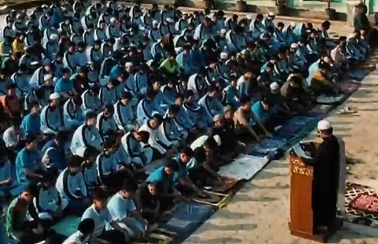 Gempuran Asap Gambut Tak Kunjung Padam, Warga dan Pelajar Kotim Kepung Langit Lewat Salat Istisqa