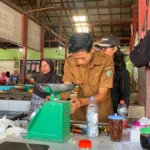 Lindungi Hak Konsumen, Diskoperindag Kotim Lakukan Tera Ulang Timbangan Pedagang di Tiga Pasar