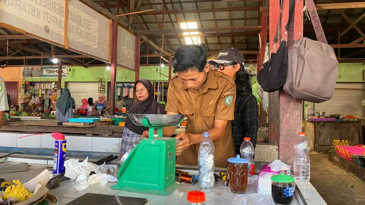 Lindungi Hak Konsumen, Diskoperindag Kotim Lakukan Tera Ulang Timbangan Pedagang di Tiga Pasar