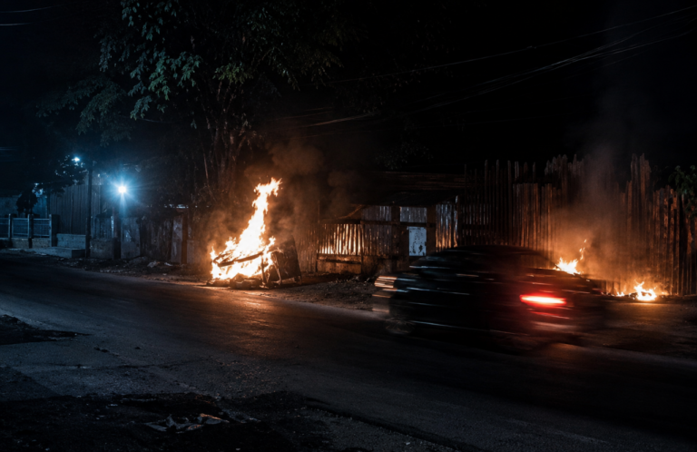 Diduga Sengaja Dibakar, Tumpukan Kayu Galam di Jalan Seribu Dahan Nyaris Lahap Permukiman