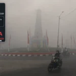 ISPU 673 dan Proyek MBG: Sengkarut Kebijakan yang ”Memaksa” Anak Menembus Kabut Asap