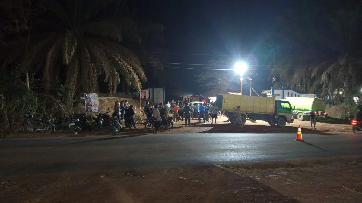 Tameng Regulasi, Akrobat Narasi: Dalih PT BAP di Meja Perundingan, Ribuan Warga Blokade Perusahaan