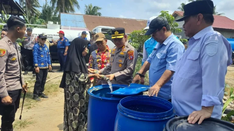 Salurkan Bantuan 40.000 Liter Air Bersih di Wilayah Selatan, Bupati Kotim Pastikan Distribusi Air Berlanjut Sesuai Usulan Desa