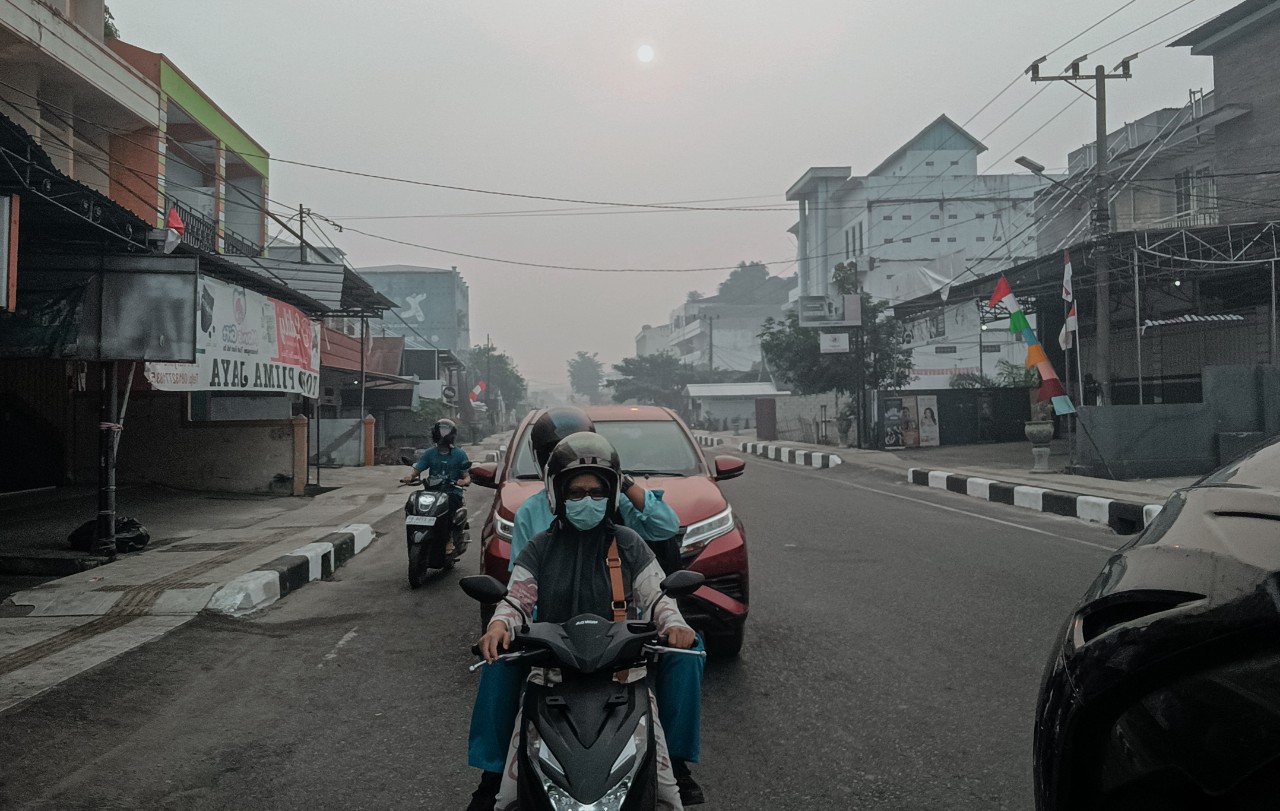 Angin Mati, Asap Mengunci Sampit: ISPU Tembus 332 Berbahaya dan Jarak Pandang Anjlok ke 800 Meter