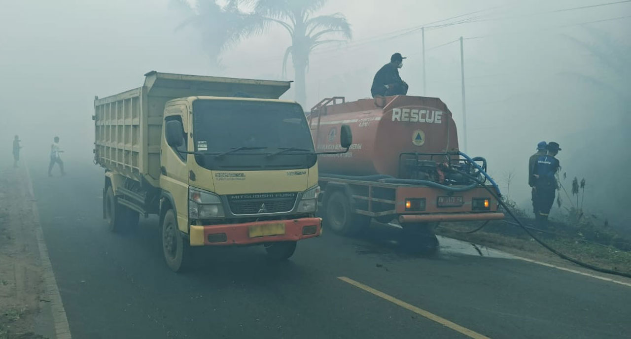 Tanah Mas Terbakar Berhari-hari, Asap Pekat Adang Trans Kalimantan