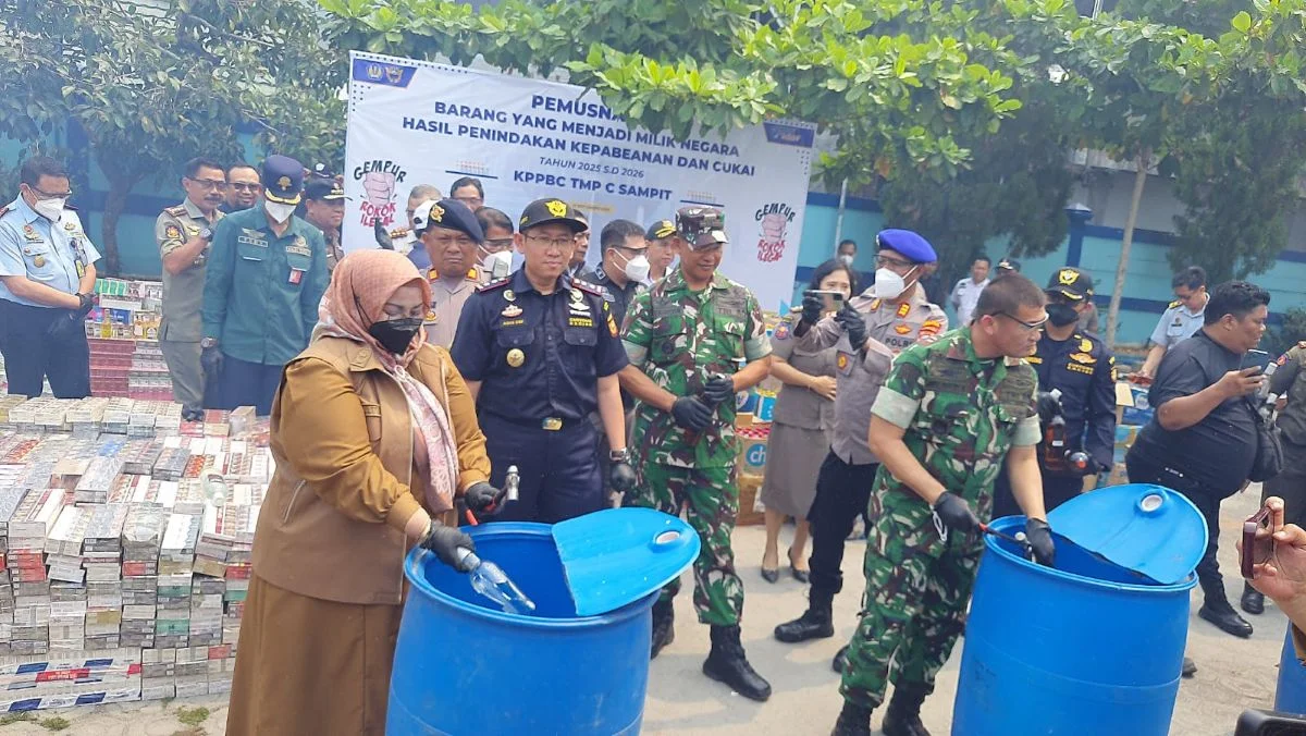 4.200 Liter Miras Ilegal Dimusnahkan, Bea Cukai Sampit Catat Lonjakan Fantastis Hingga 2.296 Persen