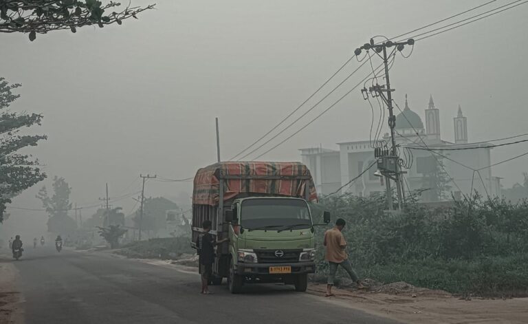 Hari Ini Asap Menggila di Sampit, ISPU Tembus 763, Jarak Pandang Cuma 100 Meter