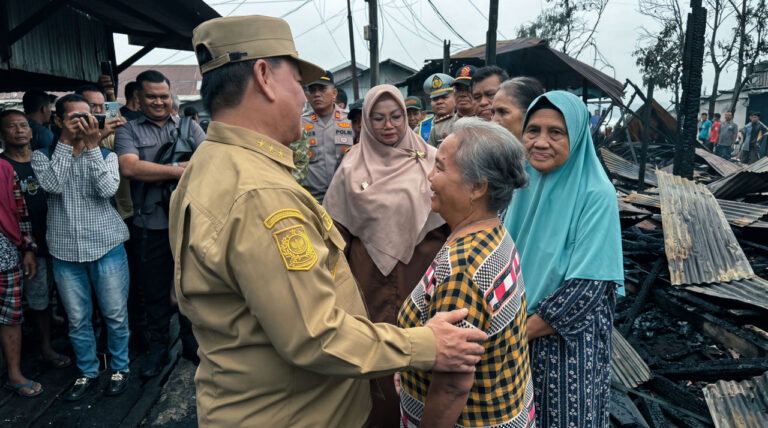 Tinjau Abu Kebakaran Jalan Iskandar, Bupati Halikinnor Pasang Badan Janjikan Rp50 Juta per Rumah
