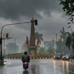 Hujan Guyur Sampit Selasa Pagi: Awan Cumulonimbus Sapu Kabut Asap, Jarak Pandang Melonjak dari 100 Meter Jadi 1 Kilometer!