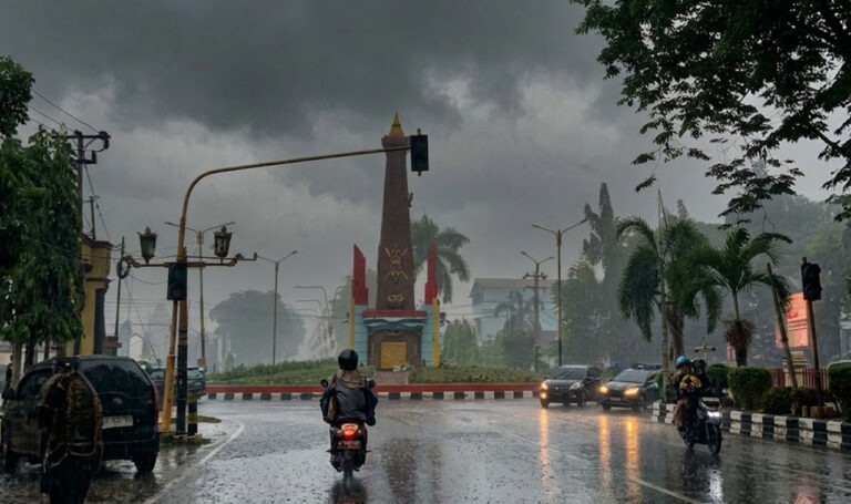 Hujan Guyur Sampit Selasa Pagi: Awan Cumulonimbus Sapu Kabut Asap, Jarak Pandang Melonjak dari 100 Meter Jadi 1 Kilometer!