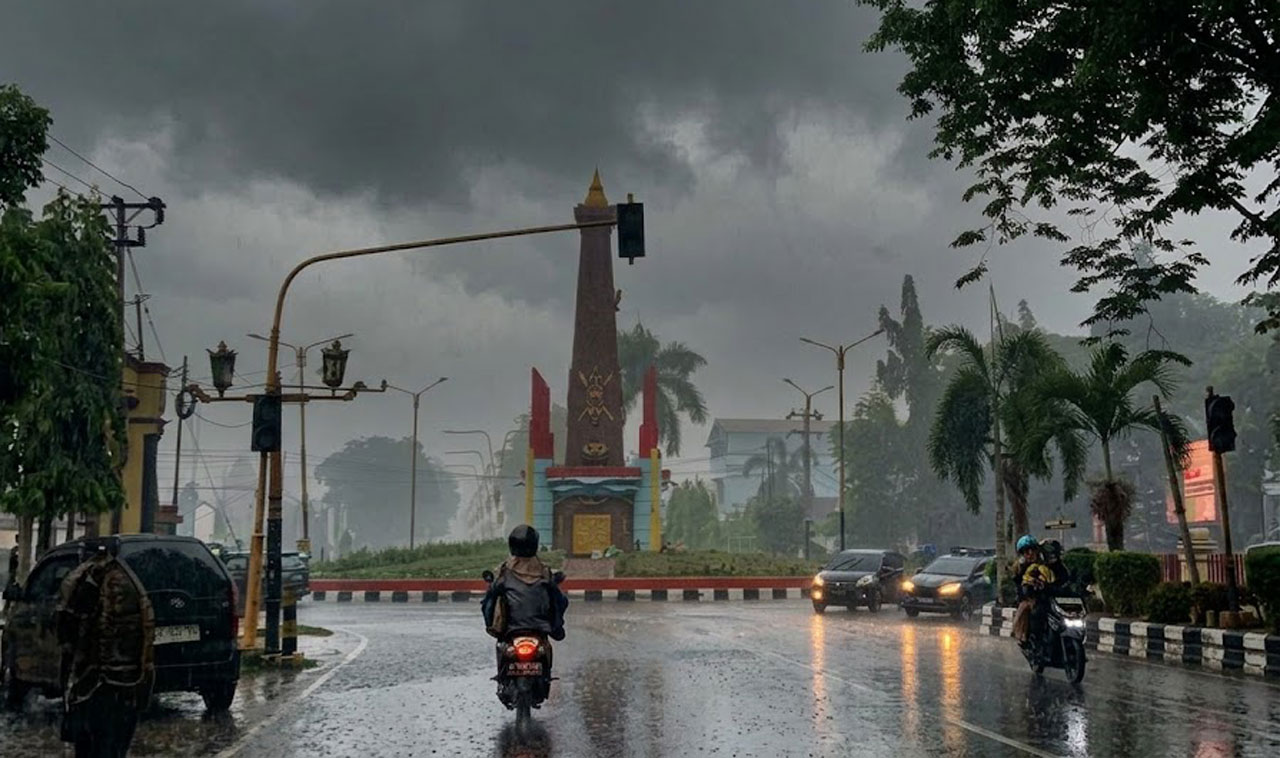 Hujan Guyur Sampit Selasa Pagi: Awan Cumulonimbus Sapu Kabut Asap, Jarak Pandang Melonjak dari 100 Meter Jadi 1 Kilometer!