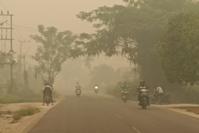 Racun PM2.5 Cengkeram Sampit: ISPU Tembus Kategori Berbahaya 318, Jarak Pandang Lumpuh Sisa 100 Meter