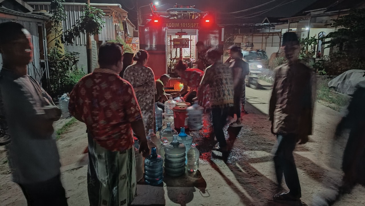 Kopi Asin Hingga Sumur Mati: Ketika Sumber Air Tak Lagi Bisa Diandalkan, 4.000 Liter Air TNI Diserbu Warga Ketapang