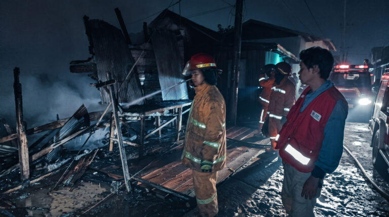 Duka Subuh Masitah dan Diah di Jalan Iskandar Sampit: Dua Rumah Ludes Terbakar, Kerugian Capai Rp500 Juta!