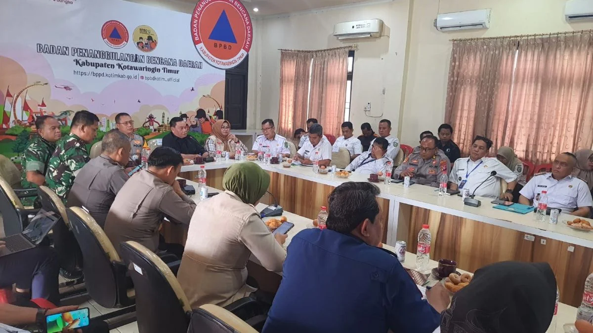 Kabut Asap Masih Menyelimuti Sampit, Bupati Kotim Perintahkan Lakukan Pendinginan Karhutla Hingga Tuntas