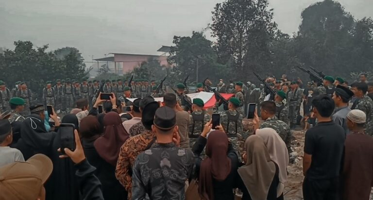Gugur Saat Tugas Pamtas Papua: Putera Terbaik Sampit Pratu Sugiono Dimakamkan Lewat Upacara Militer