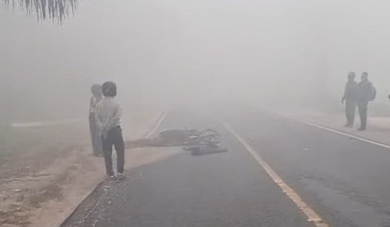 Petaka Subuh di Tengah Kabut Asap Pekat: Dua Pengendara Motor Tewas Mengerikan Usai Hantam Truk di Sudirman Km 10!