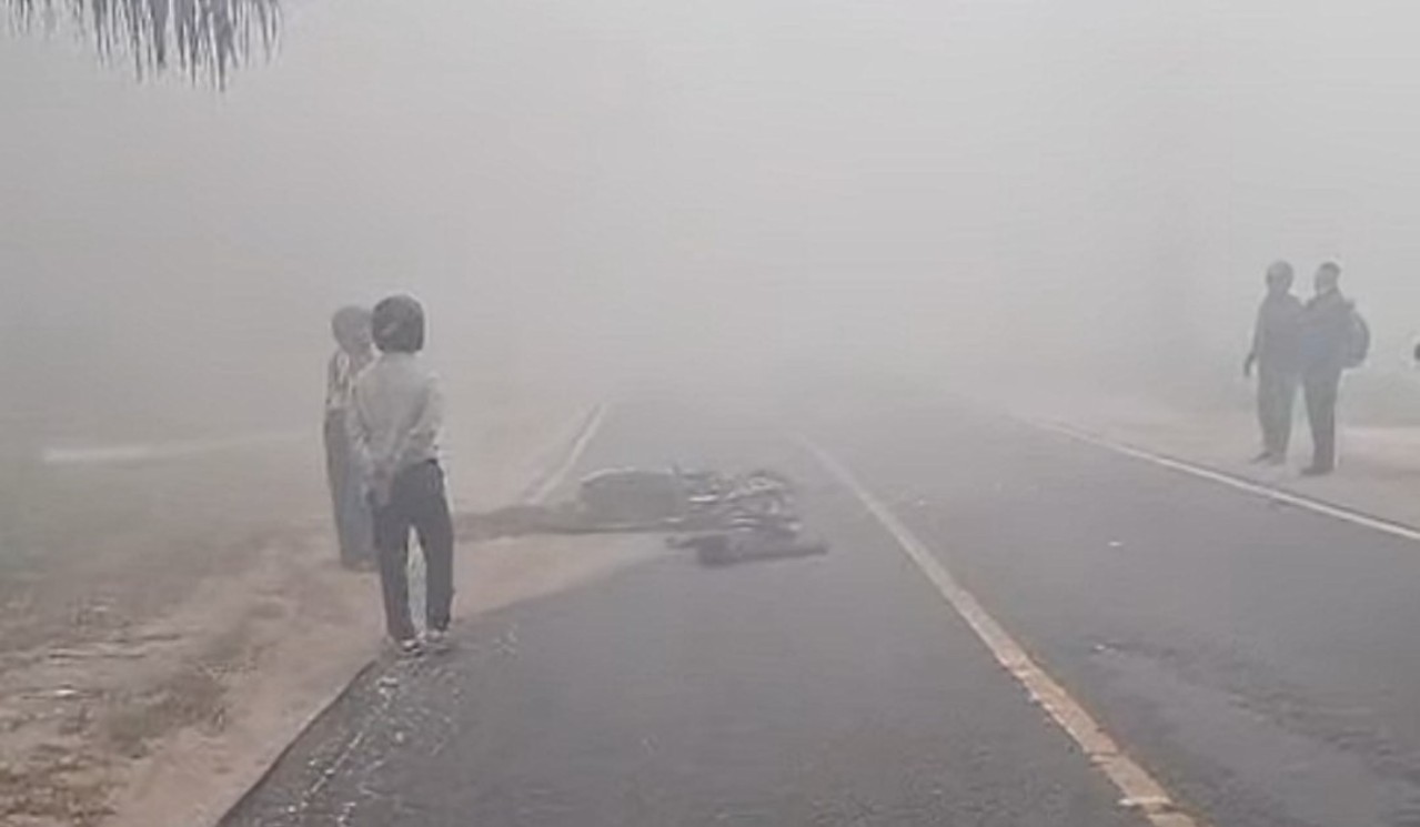 Petaka Subuh di Tengah Kabut Asap Pekat: Dua Pengendara Motor Tewas Mengerikan Usai Hantam Truk di Sudirman Km 10!