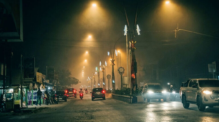 Malam Cengkeram Racun Asap di Sampit: Pandangan Tersisa 300 Meter, Warga Mulai Sesak