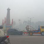 Hantam Bundaran 0 Kilometer Dini Hari: Mobil Ringsek Ditengah Pekatnya Kabut Asap, Polisi Imbau Batasi Kecepatan 40 Km/Jam!