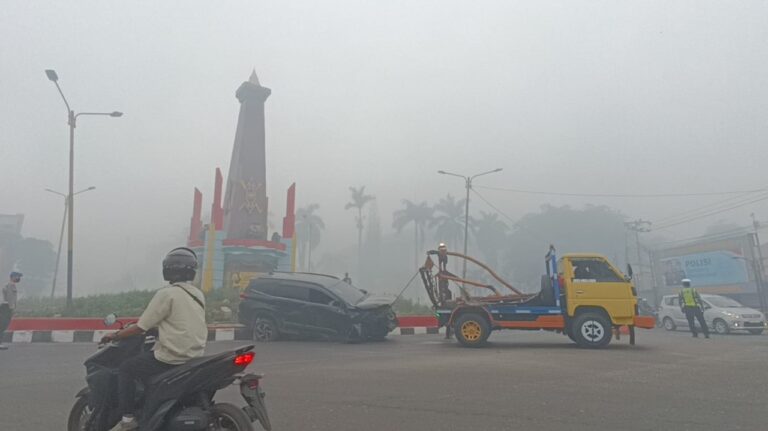Hantam Bundaran 0 Kilometer Dini Hari: Mobil Ringsek Ditengah Pekatnya Kabut Asap, Polisi Imbau Batasi Kecepatan 40 Km/Jam!