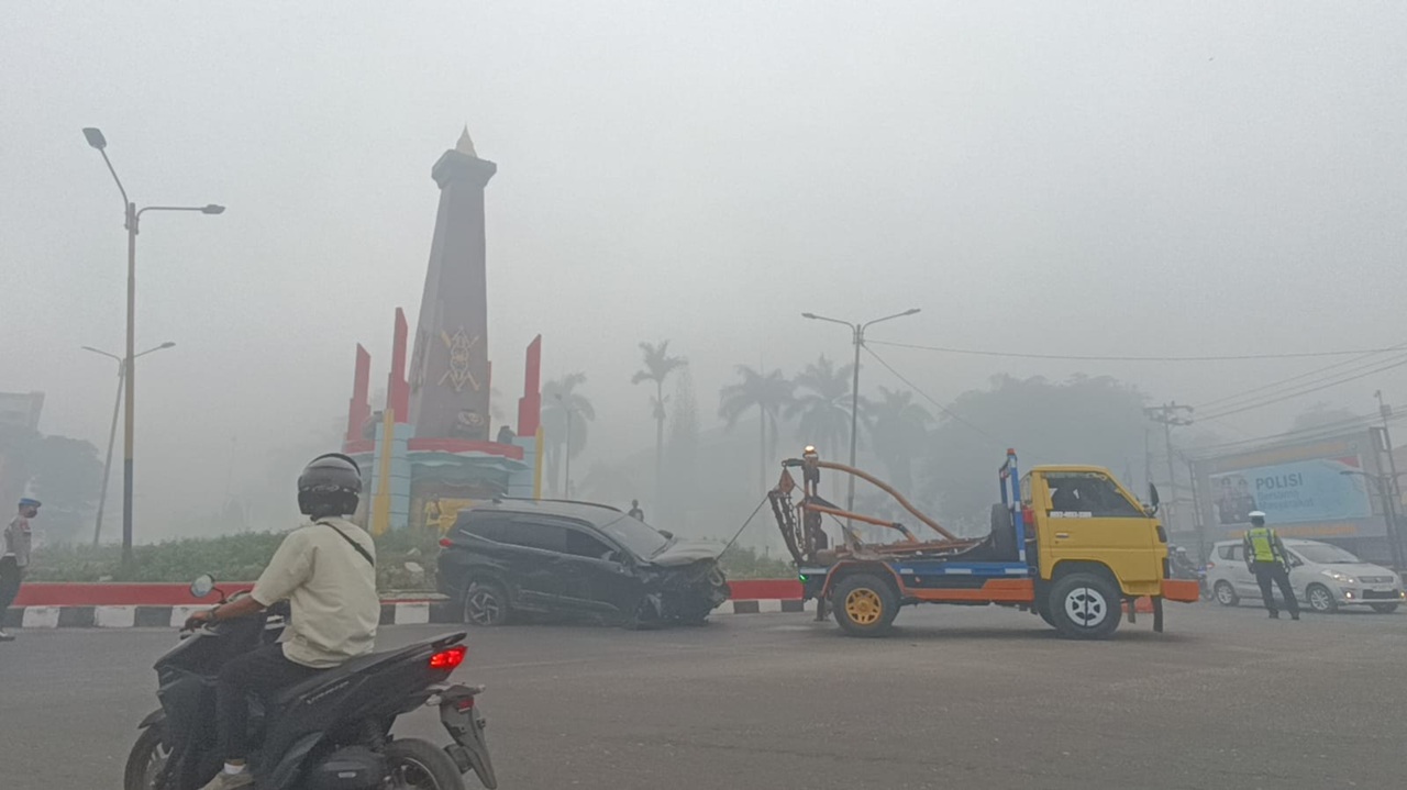 Hantam Bundaran 0 Kilometer Dini Hari: Mobil Ringsek Ditengah Pekatnya Kabut Asap, Polisi Imbau Batasi Kecepatan 40 Km/Jam!